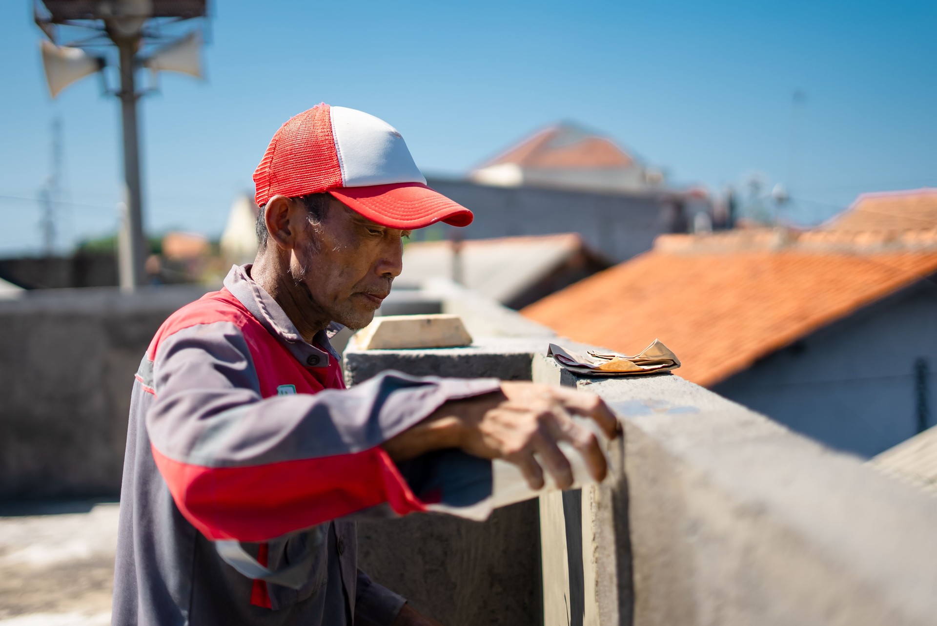 Construction worker plastering a wall at a building site