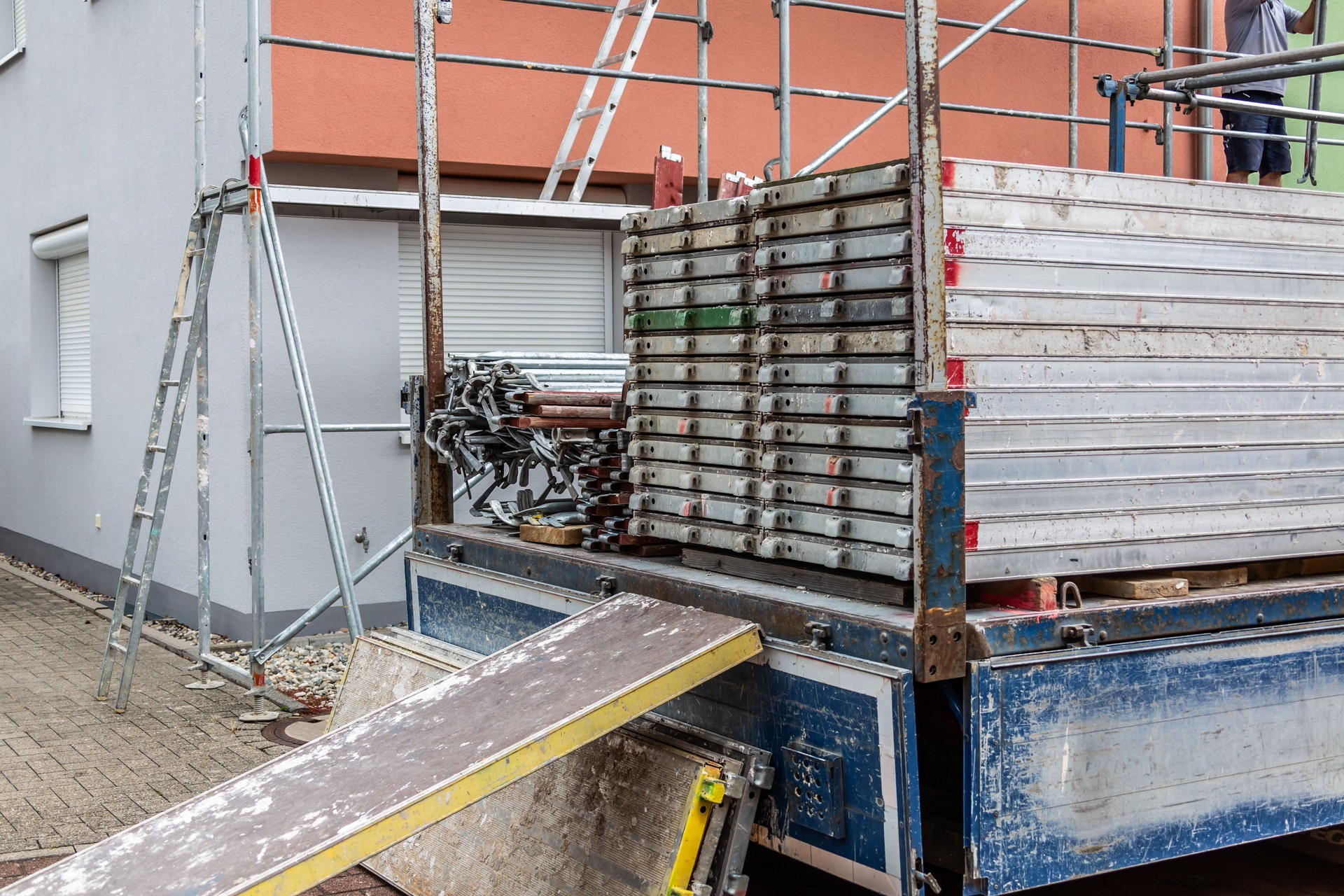 Modernes Haus im Bau mit Gerüstmastplattform.